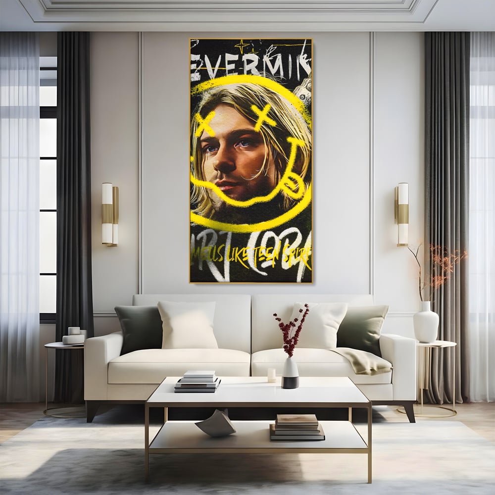 Tablou canvas cu tablou canvas cu portretul lui kurt cobain, in rama de aluminiu auriu, pe perete intr-un living